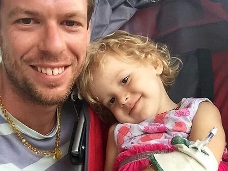 Arrestato per aver curato la figlia di 2 anni malata di cancro con l’olio di cannabis