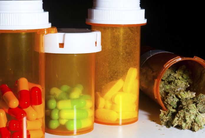 Studio: in Usa molti pazienti sostituiscono i farmaci convenzionali con la cannabis