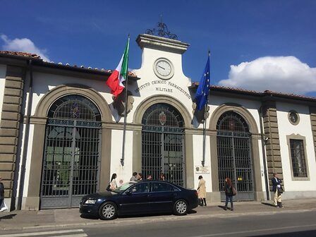 I militari aprono le porte dello stabilimento dove producono la cannabis italiana