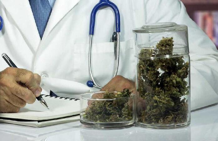 Prezzi della cannabis in farmacia dimezzati: a breve un decreto legge
