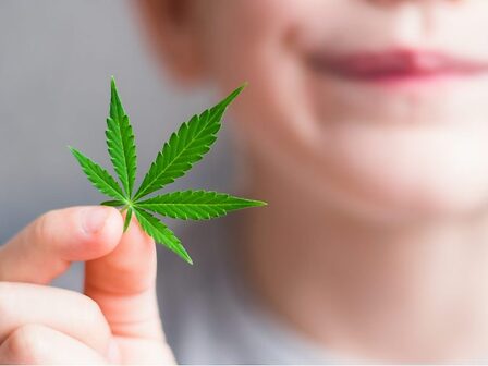 La cannabis è efficace per il figlio ma troppo costosa: “Le istituzioni ci hanno abbandonato”