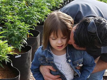 Charlotte, la bimba che ha cambiato il volto della cannabis medica, portata via dal Coronavirus