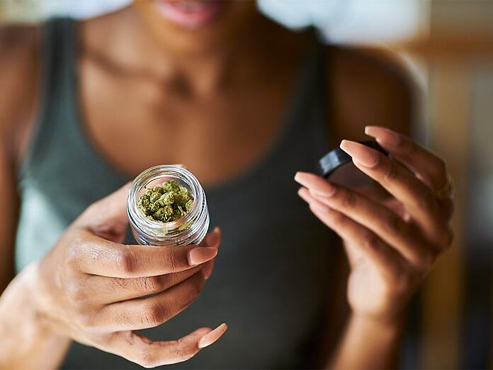 Fibromialgia e cannabis: benefici a breve termine confermati da un nuovo studio