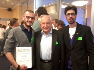 Luigi Romano insieme al prof. Raphael Mechoulam e al dott. Sébastien Béguerie alla Cannabinoid Conference del 2013 a Colonia